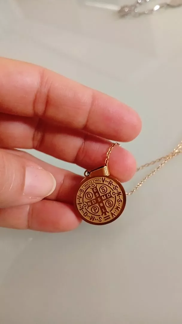 Medalha de São Bento recebida por Márcia
